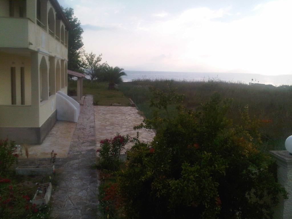 Virginia'S Beachfront Apartments Kávosz Szoba fotó