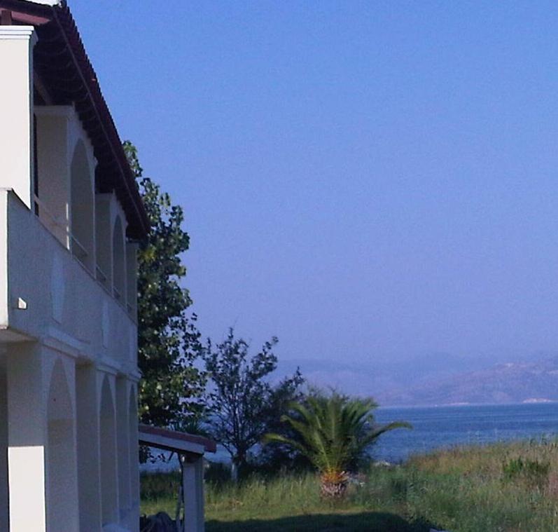 Virginia'S Beachfront Apartments Kávosz Kültér fotó