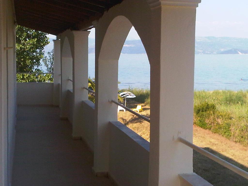 Virginia'S Beachfront Apartments Kávosz Kültér fotó